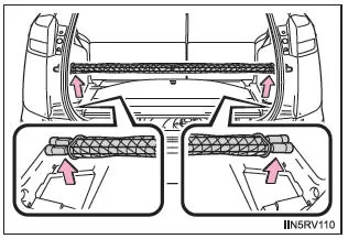 Anbringen der Gepäckraumabdeckung